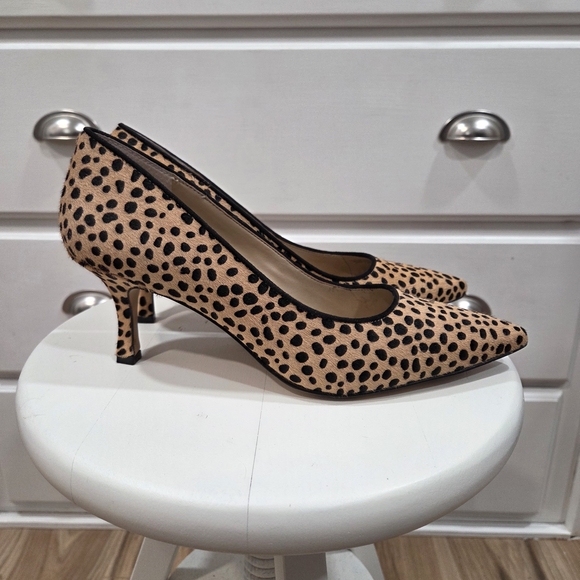 Ann Taylor Tan and Black Heels - Picture 2 of 6